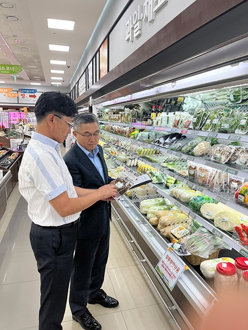 이용권 농협충남검사국장(뒷쪽)이 금마농협 하나로마트에서 식품위생안전 특별점검을 실시하고 있다.