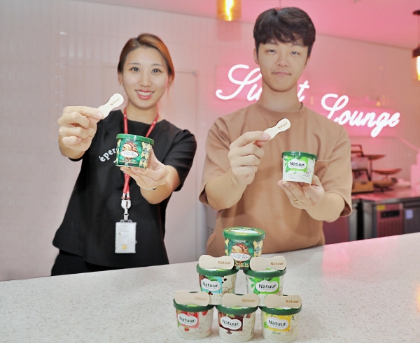 롯데웰푸드(대표 이창엽)가 친환경 패키징 추진을 위한 노력의 일환으로 나뚜루 미니컵 제품에 제공되던 플라스틱 스푼 재질을 15일부터 나무로 변경한다. /사진=롯데웰푸드