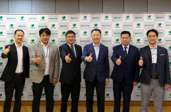 모두투어 본사에서 유인태 모두투어 사장(가운데 오른쪽)과 양홍펑 장자제시 위원회 상무위원 및 부시장(가운데 왼쪽)을 비롯한 관계자들이 기념 촬영을 하고 있다. /사진=모두투어