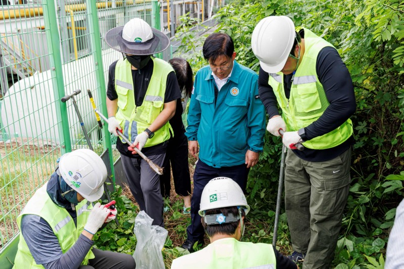 박강수 마포구청장(가운데)이 지난 8월28일 상암동 신규자원회수시설 입지 예정지에서 토지오염 조사를 하고 있다./사진제공=마포구