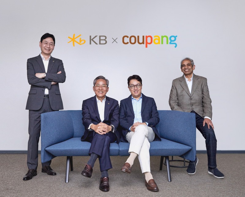 쿠팡이 KB국민카드와 손잡고 올 4분기 쿠팡 '와우카드'를 출시한다. 쿠팡 잠실 사옥에서 이창권 KB국민카드 사장(왼쪽부터), 윤종규 KB금융그룹 회장, 강한승 쿠팡 대표, 비제쉬 아이어 쿠팡페이 대표 /사진제공=쿠팡