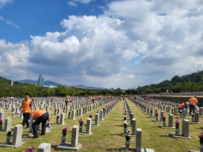 한화에어로스페이스와 한화오션 임직원들이 올해로 75주년을 맞는 ‘국군의날’을 기념해 공동참배에 나섰다. 사진제공=한화그룹.