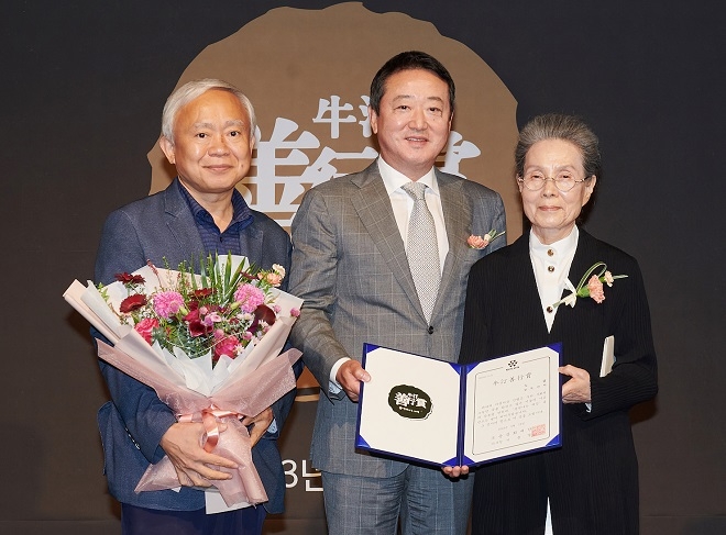 (왼쪽부터) 상록야학 황기연 교무부장, 이웅열 오운문화재단 이사장, 상록야학 한윤자 교장. 사진제공=코오롱.