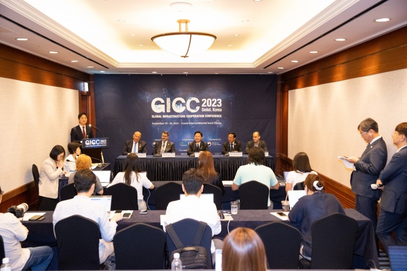 19일 GICC 세션 이후 열린 기자단 미팅에서 원희룡 국토교통부 장관 및 우크라이나 관계자들이 인터뷰를 진행하고 있다. / 사진제공=국토교통부