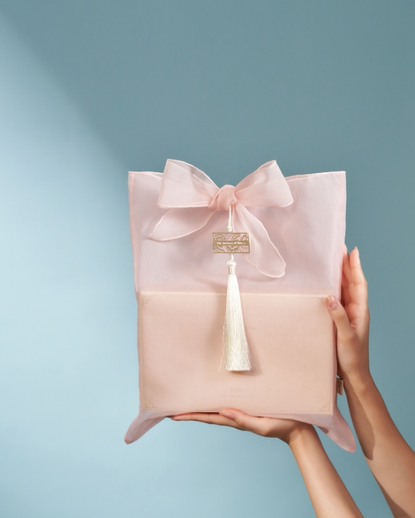 LG생활건강(대표 이정애) 럭셔리 브랜드 ‘더 히스토리 오브 후’(이하 더후)는 예술적인 디자인으로 나만의 선물 포장을 완성할 수 있는 ‘더후 로얄 아트 기프트’ 온라인 서비스를 개설했다. /사진=LG생활건강