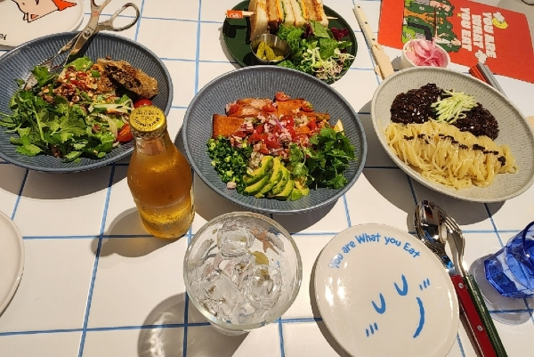 신세계푸드가 식물성 대안식 브랜드 '유아왓유잇(You are What you Eat)'을 론칭했다. 사진은 서울 강남구 삼성동에 마련된 '유아왓유잇' 첫 매장 모습. /사진=손원태기자