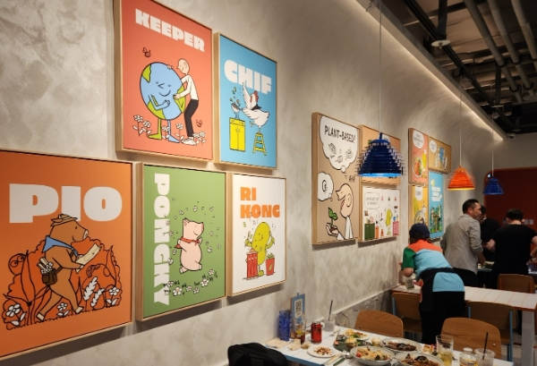 신세계푸드가 식물성 대안식 브랜드 '유아왓유잇(You are What you Eat)'을 론칭했다. 사진은 서울 강남구 삼성동에 마련된 '유아왓유잇' 첫 매장 모습. /사진=손원태기자