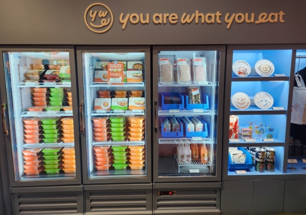 신세계푸드가 식물성 대안식 브랜드 '유아왓유잇(You are What you Eat)'을 론칭했다. 사진은 서울 강남구 삼성동에 마련된 '유아왓유잇' 첫 매장 모습. /사진=손원태기자