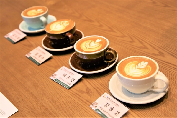 스타벅스 코리아(대표이사 손정현)는 전날 경기도 군포시 군포시니어클럽에 위치한 스타벅스 시니어 바리스타 커피 교육장에서 ‘제2회 시니어 바리스타 라떼아트 대회’를 진행했다고 21일 밝혔다. /사진=스타벅스 코리아