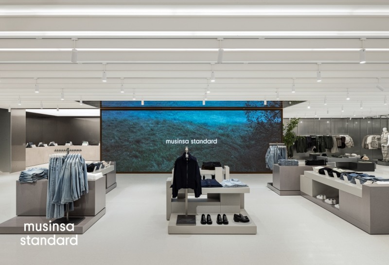 무신사 스탠다드 동성로점 1층 미디어월과 매장 전경. /사진제공=무신사