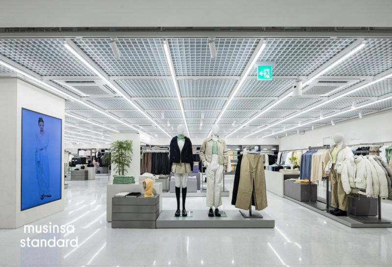 무신사 스탠다드 동성로점 지하 1층 여성 캐주얼 매장 모습. /사진제공=무신사