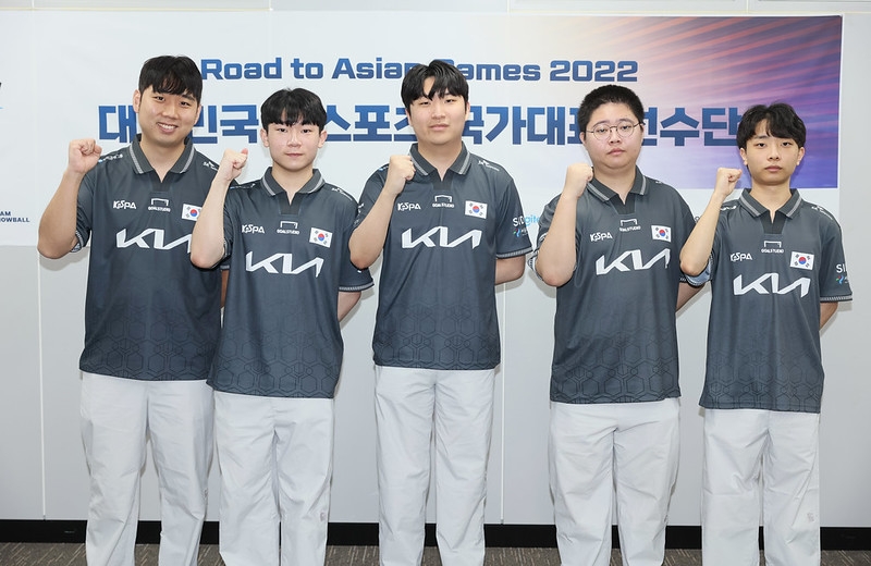 이달 7일 진행한 '2022 항저우 아시안게임 FC 온라인 국가대표팀 미디어데이'에 참여한 국가대표 선수들이 포즈를 취하고 있다. 왼쪽부터 신보석 감독. 박기영 선수. 곽준혁 선수. 박찬화 전력분석관. 박기홍 전력분석관. / 사진제공=한국e스포츠협회