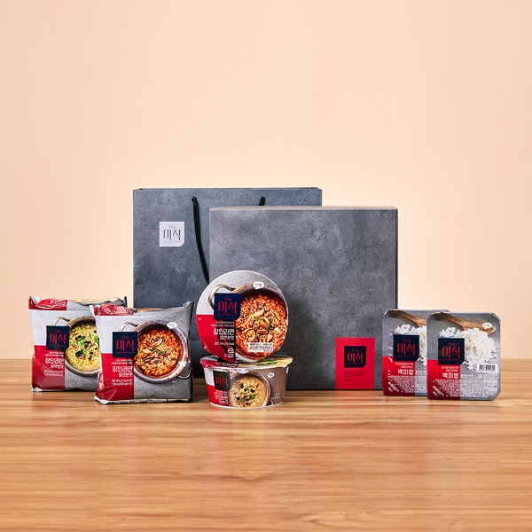 하림(회장 김홍국)은 혼자 추석을 보내는 혼추족 중 간편식을 선호하는 MZ세대에 맞춰 ‘더미식(The미식) 간편식 선물세트’를 선보인다고 22일 밝혔다. /사진=하림