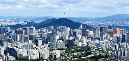 ▲ 인왕산에서 바라본 서울 도심. 사진 = 주현태 기자