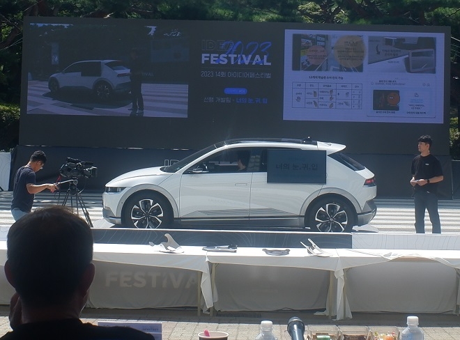 디지털 사이드 미러(DSM) 수어 소통 시스템.