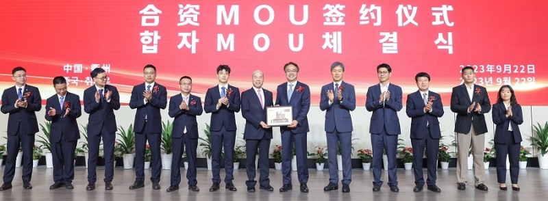 (왼쪽 일곱번째부터) 천쉐화 화유코발트 동사장, 남철 LG화학 첨단소재사업본부장 부사장. 사진제공=LG화학.