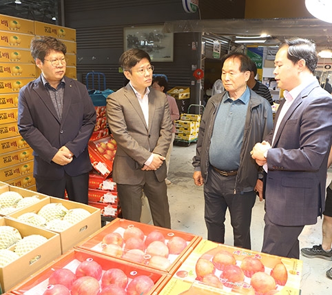 ▲ 사진은 오른쪽부터 인천원예농협 남촌공판 정종성 장장, 농협인천원예농협 이기용 조합장, 인천농협 이강영 본부장, 인천농협 안정찬 단장.