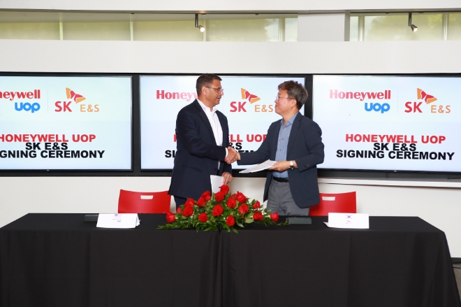 SK E&S(대표 추형욱)는 최근 미국 Honeywell UOP와 탄소포집 실증 플랜트 구축을 위한 공동개발협약을 체결했다. 사진제공=SK E&S.