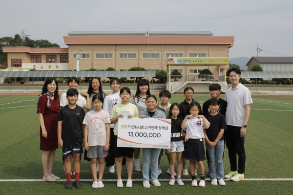 삼양식품은 추석을 맞아 삼양원동문화재단, 삼양이건장학재단과 함께 제품과 장학금을 27일 전달했다. /사진=삼양식품