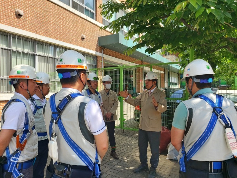 최양환 부영 대표이사가 현장을 점검하고 있다./사진제공=부영그룹