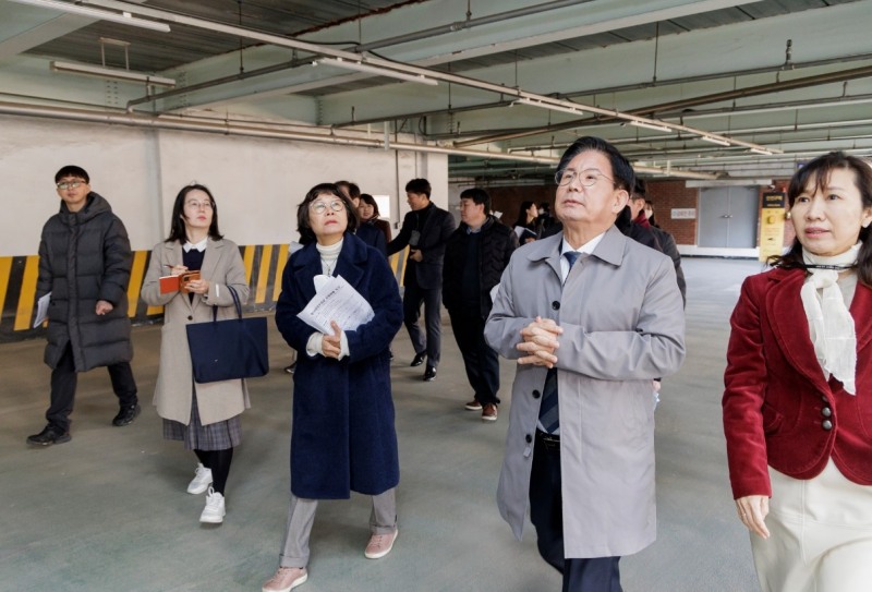 박강수 마포구청장이 공영주차장 시설물을 점검하는 모습./사진제공=마포구