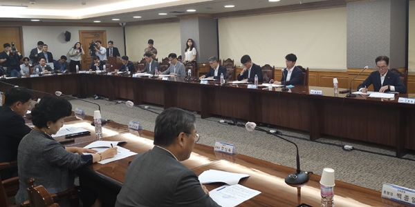 ▲ 이준수 금융감독원 은행·중소서민 부원장이 지난 8월 서울 중구 은행회관에서 은행연합회 및 17개 은행 은행장과 간담회를 개최해 내부통제 강화 방안 및 향후 가계부채 관리방향 등 주요 현안사항에 대해 논의했다. 사진제공 = 금융감독원