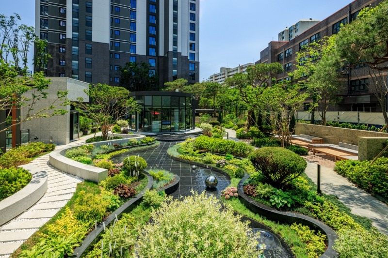 신반포 르엘에 설치된 수경시설 '웨이브 폰드' / 사진제공=롯데건설