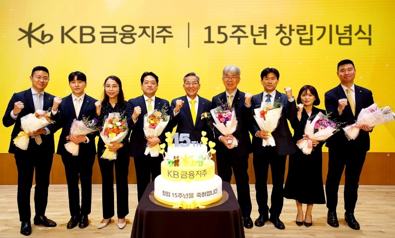 윤종규 KB금융그룹 회장이 27일 오전 KB국민은행 여의도 본점 신관에서 열린 창립 15주년 기념식에서 장기 근속 직원들과 함께 기념촬영을 하고 있다./사진제공=KB금융