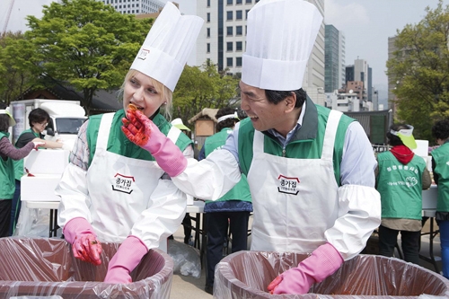 ▲ 임정배 대상(주) 대표이사가 임직원들로 구성된 청정원봉사단과 함께 소외계층을 위한 ‘종가집 봄 김장나눔’에 참여한 모습. 사진 = 대상(주)