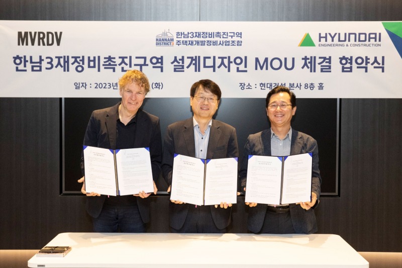 왼쪽부터 MVRDV 위니 마스 대표, 한남3재개발조합 조합장, 현대건설 건축주택설계실장 이인기 상무가 ‘한남3재정비촉진구역 설계디자인’ 업무협약을 체결하고 기념촬영을 하는 모습./사진제공=현대건설