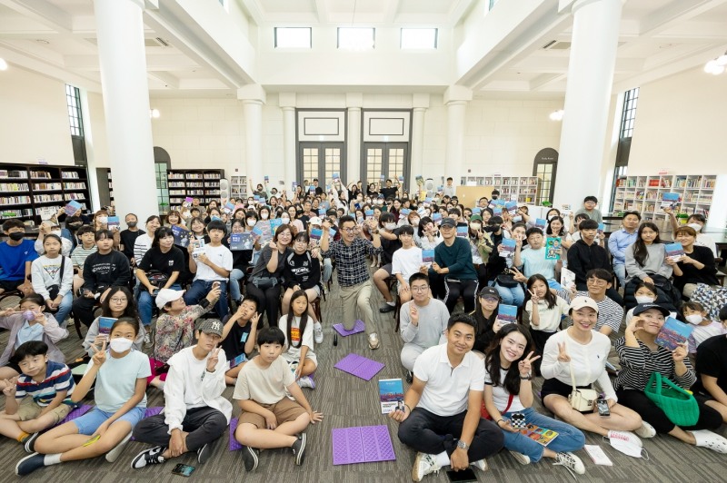 전주 에코시티 KCC스위첸 단지 입주민들을 대상으로 펼쳐진 최태성 작가의 특별 강연회 / 사진제공=KCC건설