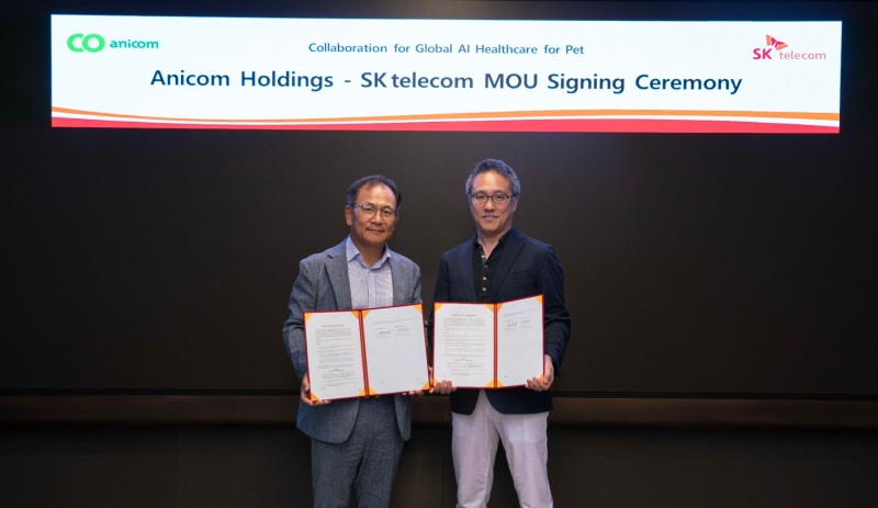 SK텔레콤이 일본 애니콤 홀딩스(Anicom Holdings)와 파트너십 계약을 체결하는 등 엑스칼리버 글로벌 사업에 박차를 가하고 있다. 사진은 하민용 SK텔레콤 CDO(왼쪽)와 코모리 노부아키(Komori Nobuaki) 일본 애니콤 홀딩스 회장이 기념촬영을 하고 있는 모습./사진제공=SK텔레콤