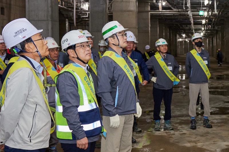 김회언 HDC현대산업개발 대표이사(왼쪽 두번째)가 의왕초평지구지식산업센터를 찾아 특별안전점검을 하고 있다. / 사진제공=HDC현대산업개발