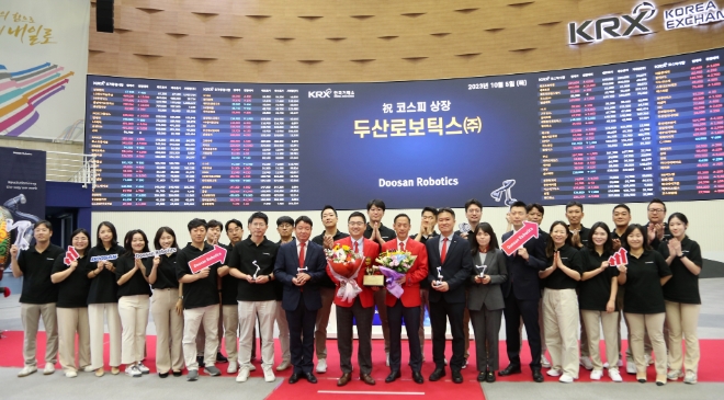 두산로보틱스(대표 류정훈, 박인원)는 5일 서울 여의도 증권거래소에서 ‘상장기념식’을 가졌다. 사진제공=두산로보틱스.