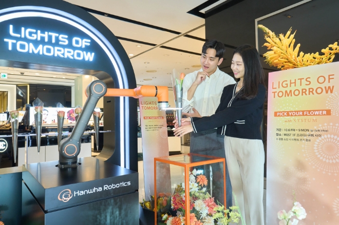 한화로보틱스(대표 서종휘)는 갤러리아백화점 서울 명품관에 첨단 로봇을 선보였다. 사진제공=한화로보틱스.