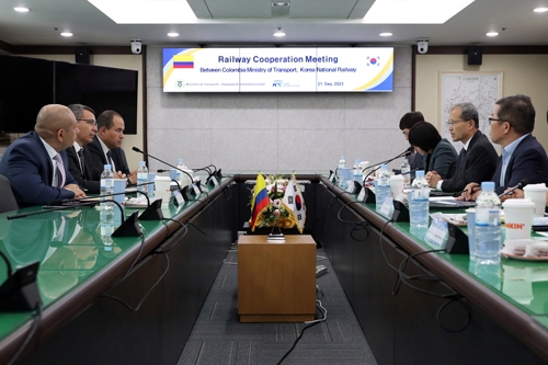 ▲ 국가철도공단 김한영 이사장(오른쪽 두 번째)이 지난달 21일 콜롬비아 교통부 윌리엄 까마르고 뜨리아나 장관(왼쪽 두 번째)과의 면담을 진행하고 있다. 사진제공 = 국가철도공단