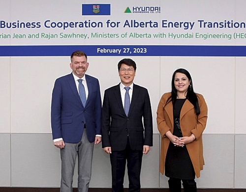 ▲ 현대엔지니어링 임직원 및 임직원 가족이 지난달 23일(토) ‘현충원 묘역 정화 봉사활동’을 진행하고 단체사진을 촬영하고 있다. 사진제공 = 현대엔지니어링