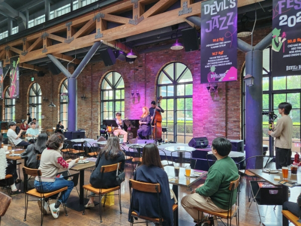 8일 서울 서초구 데블스도어 센트럴시티점에서 '재즈 페스타 2023'이 열렸다. 사진은 재즈 아티스트 조해인씨가 공연에 임하는 모습. /사진=손원태기자