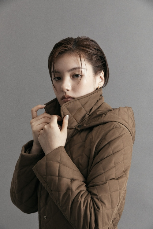 생활문화기업 LF(대표 김상균)가 전개하는 영국 브랜드 닥스(DAKS)가 2023년 하반기 컬렉션의 메인 테마인 ‘FACETS OF THE QUEEN(여왕의 이면)’을 기반으로 디자인한 여성 퀼팅 아우터(Quilting Outer)라인을 선보인다. /사진=LF 닥스