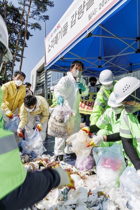 박강수마포구청장이 직원들과 구청 앞에서 종량제 쓰레기 성상분석을 진행하는 모습./사진제공=마포구