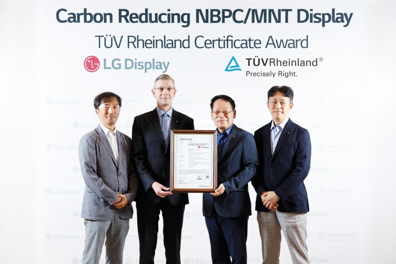 LG디스플레이 IT용 하이엔드 LCD 패널이 글로벌 검사·인증 기관 티유브이 라인란드와 SGS로부터 친환경 제품 인증을 연이어 획득했다./사진제공=LG디스플레
