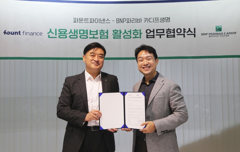 오준석 BNPP카디프생명 대표이사 사장(왼쪽), 김영빈 파운트파이낸스 대표가 협약식 후 기념촬영을 하고 있다.(2023.10.11.)./사진제공=BNPP카디프생명