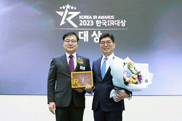 11일 서울 여의도 KRX 한국거래소에서 열린 '2023 한국IR대상 시상식'에서 KRX 한국거래소 손병두 이사장(왼쪽)과 현대자동차 IR담당 구자용 전무가 기념촬영을 하고 있다. 사진=현대차.