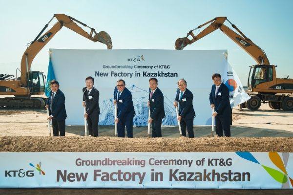KT&G(사장 백복인)는 중장기 비전인 ‘글로벌 톱 티어(Global Top-tier)’ 도약과 유라시아 생산혁신 거점 마련을 위한 카자흐스탄 신공장 착공식을 12일 개최했다. /사진=KT&G