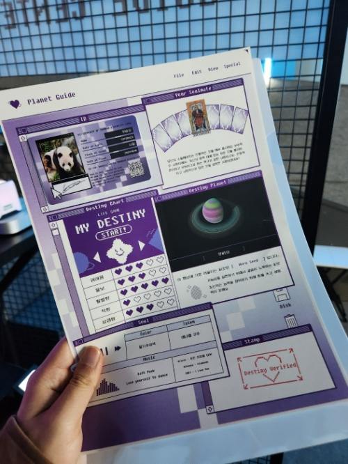 11일 찾은 롯데시네마 잠실 월드타워점에서는 랜덤 스퀘어 두 번째 전시인 '랜덤 데스티니 2023'가 열렸다. '랜덤 데스티니'는 인공지능(AI)이 생년월일, 궁합, 별자리, 관상 등을 봐준다. /사진=손원태기자