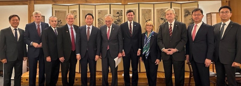 최태원 SK 회장이(왼쪽에서 다섯번째) 미국 상원의원 대표단과 포괄적 경제 협력에 대해 논의 후, 기념사진을 찍고 있다. 사진제공=SK