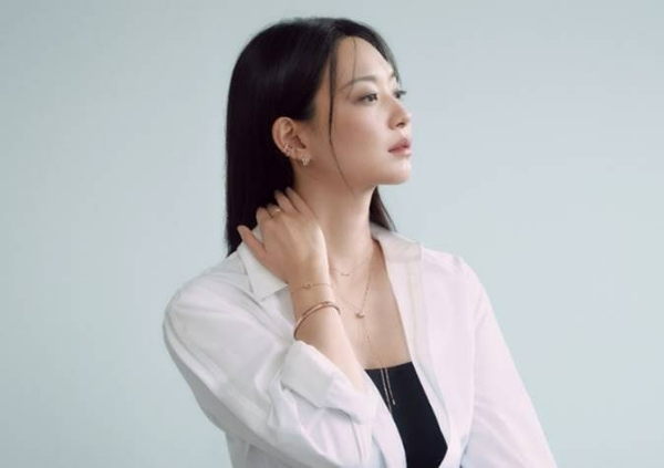 패션그룹 세정(대표 함현종) 주얼리 브랜드 ‘디디에 두보(DIDIER DUBOT)’가 2023 FW ‘시그니처 디(Signature.D)’ 라인 신제품을 출시하고, 브랜드 뮤즈 신민아와 함께한 광고 캠페인을 공개했다. /사진=세정 디디에 두보