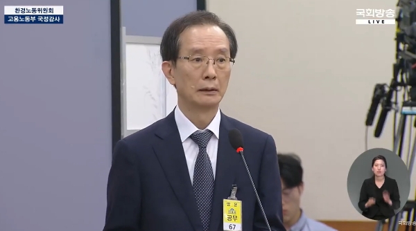 이강섭 샤니 대표이사가 12일 열린 국회 환경노동위원회 고용노동부 국정감사에 증인으로 출석해 근로자 사망사고 관련 질의에 답하고 있다. /사진=국회방송 캡처