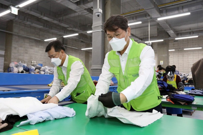 굿윌스토어 용답 물류센터에서 현대엔지니어링 홍현성 대표이사(오른쪽)와 손명건 구매사업부장(왼쪽)이 물품 분류 봉사활동을 진행하고 있다. / 사진제공=현대엔지니어링