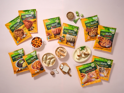 ▲ 풀무원식품이 지난해 8월 론칭한 지속가능식품 브랜드 ‘지구식단’ 밀키트 제품들. 사진 = 풀무원식품